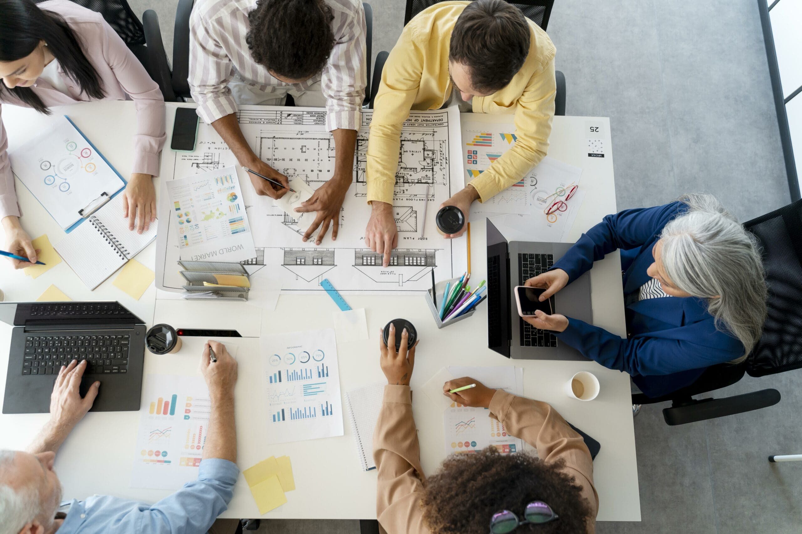 les-personnes-travaillant-en-equipe