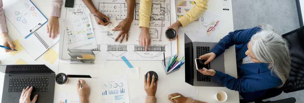 les-personnes-travaillant-en-equipe les-personnes-travaillant-en-equipe